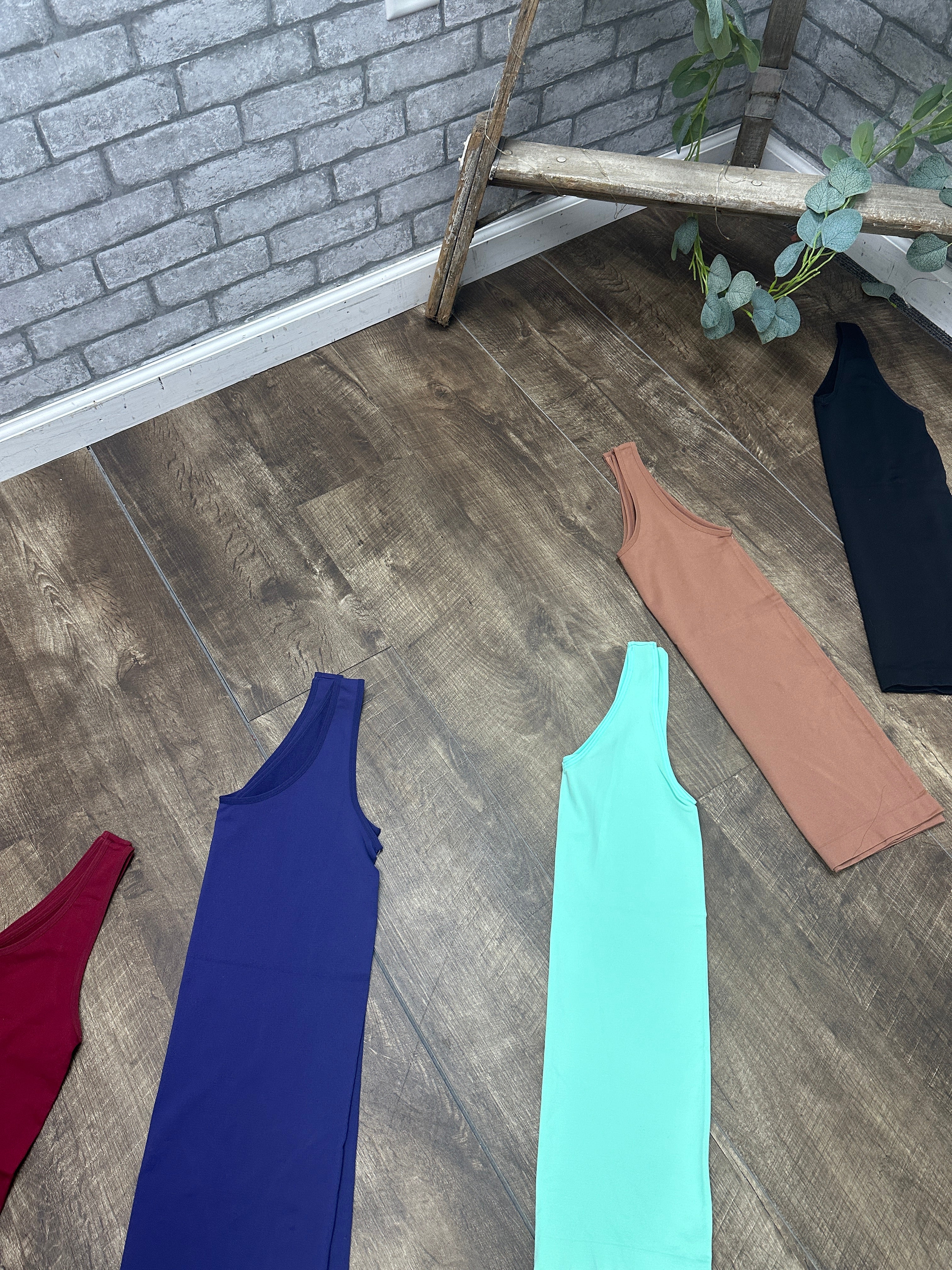 U or V Reversible Tank MINT